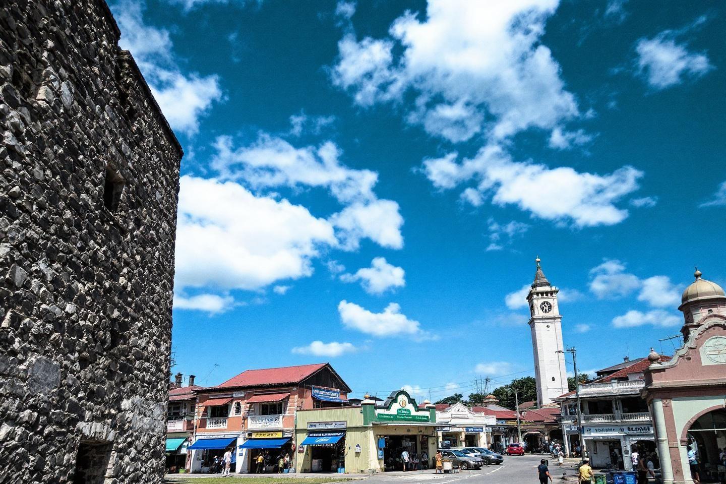 Place urbaine avec tour d'horloge et bâtiments anciens