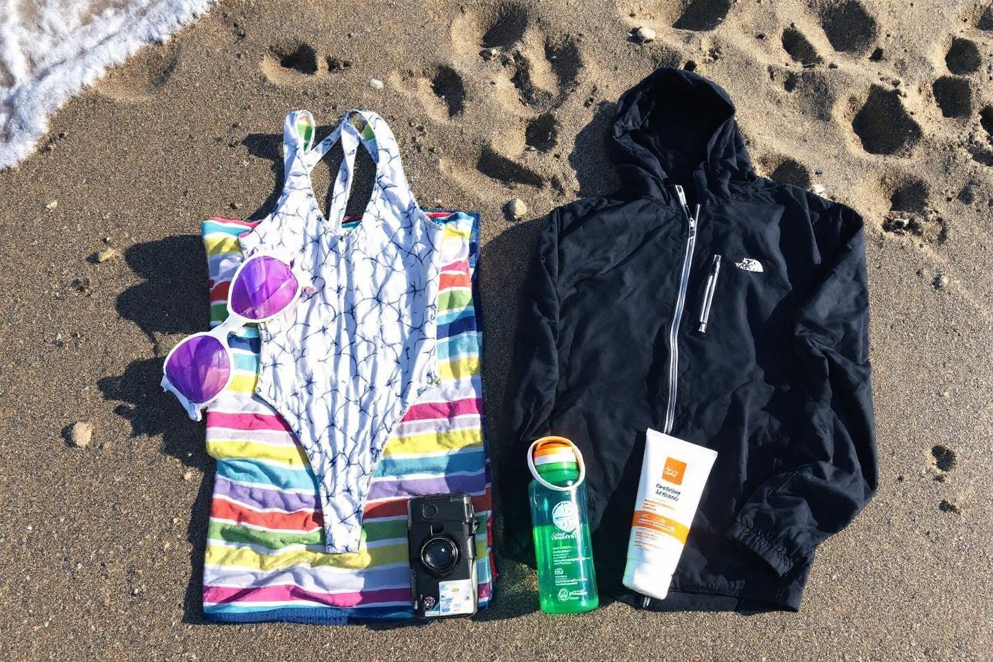 Vêtements, lunettes de soleil et accessoires sur sable de plage