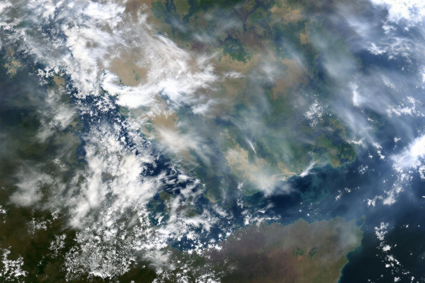 Image satellite montrant des nuages et des zones terrestres